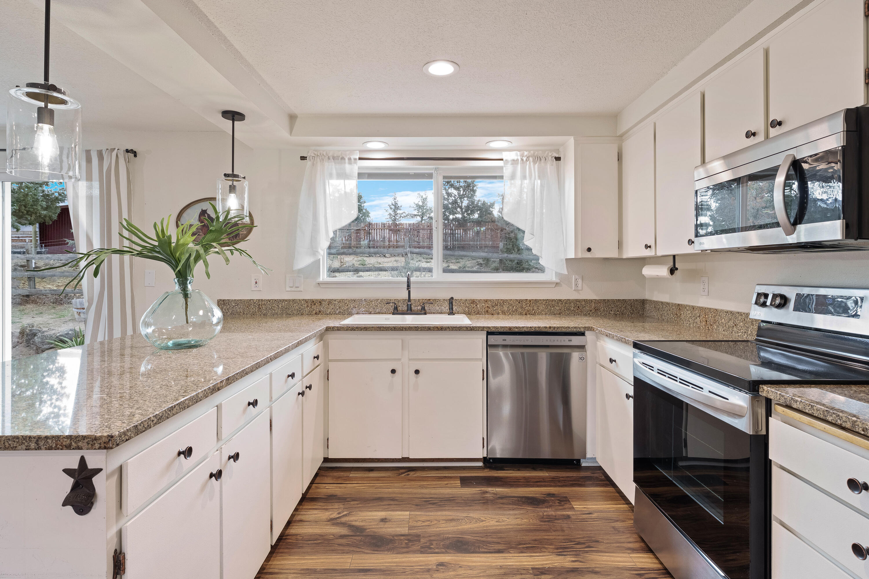 62118 Cody Jr Road Bend, OR 97701 - Photo 9 of 42 Kitchen w/ stainless appliances