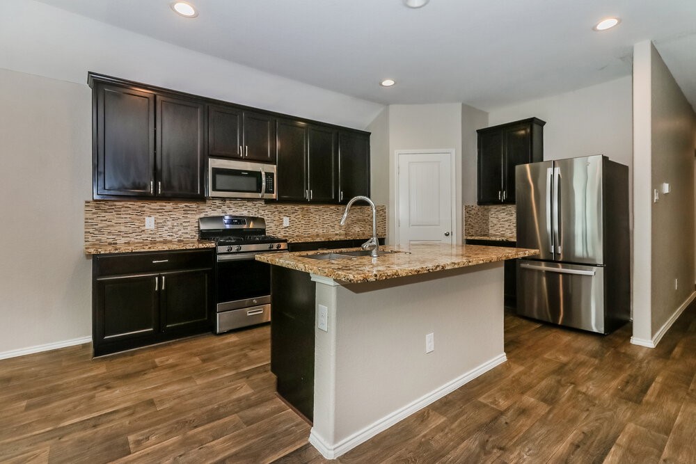 8102 Rose Petals Lane Rosharon, TX 77583 - Photo 6 of 16