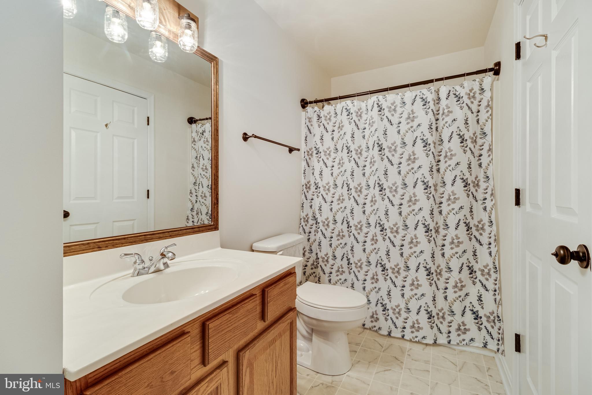 14479 Round Hill Road King George, VA 22485 - Photo 22 of 69 Jack and Jill Bathroom