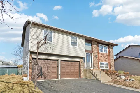 $400,000 | 4485 Bayside Circle, Hoffman Estates, IL 60192