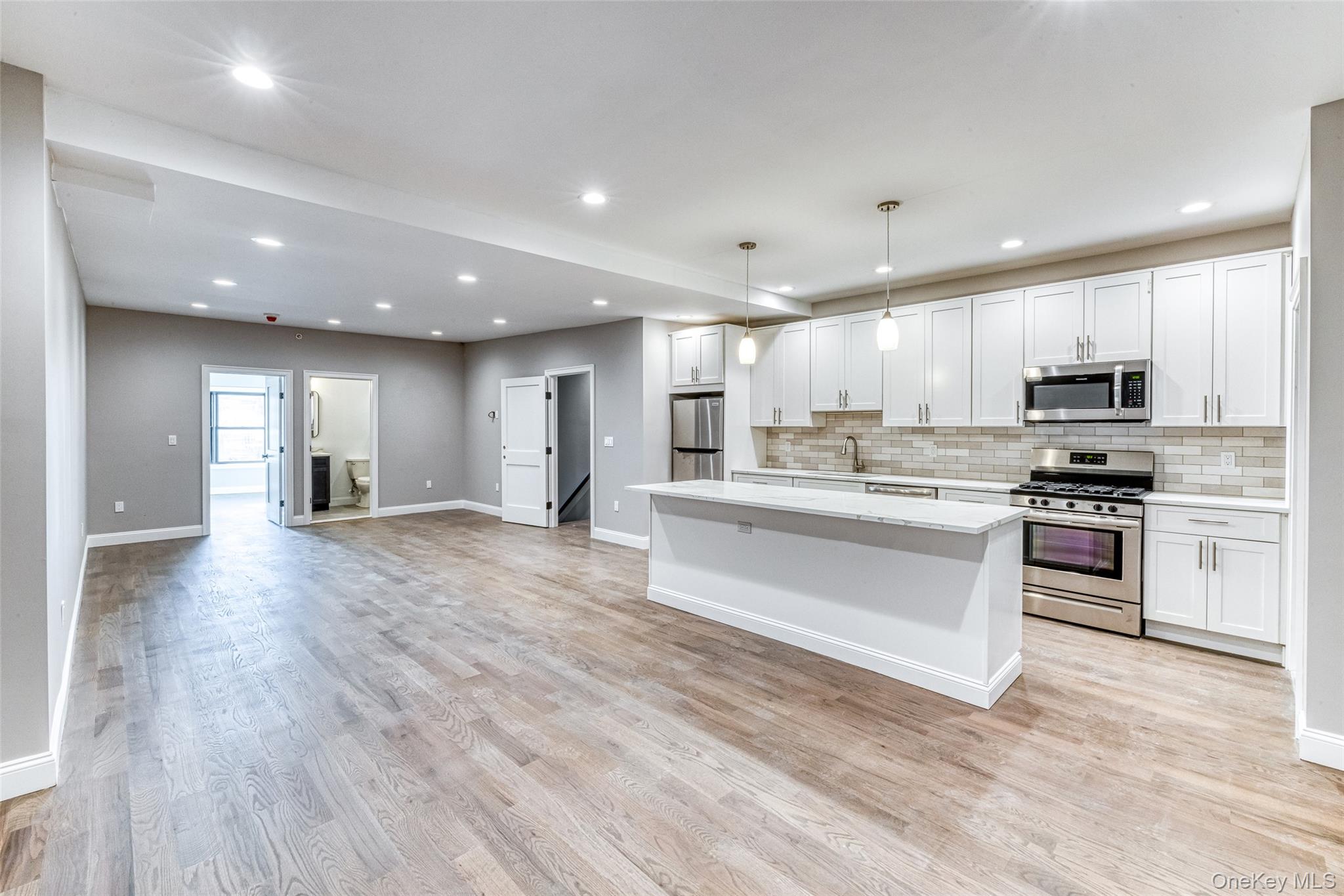 78 Roslyn Road, Unit 201 Mineola, NY 11501 - Photo 2 of 7