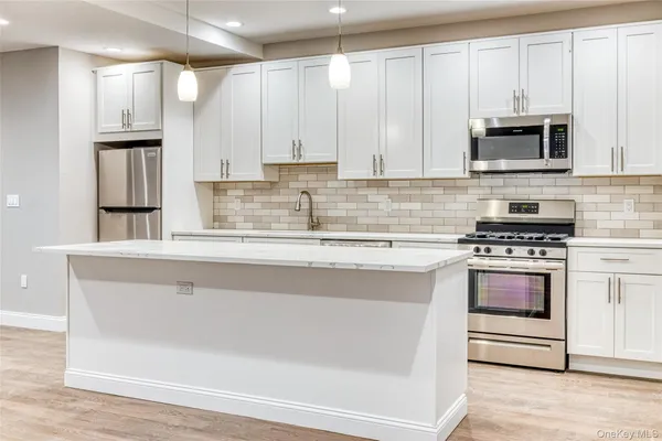 $2,800 | 78 Roslyn Road, Unit 201, Mineola, NY 11501