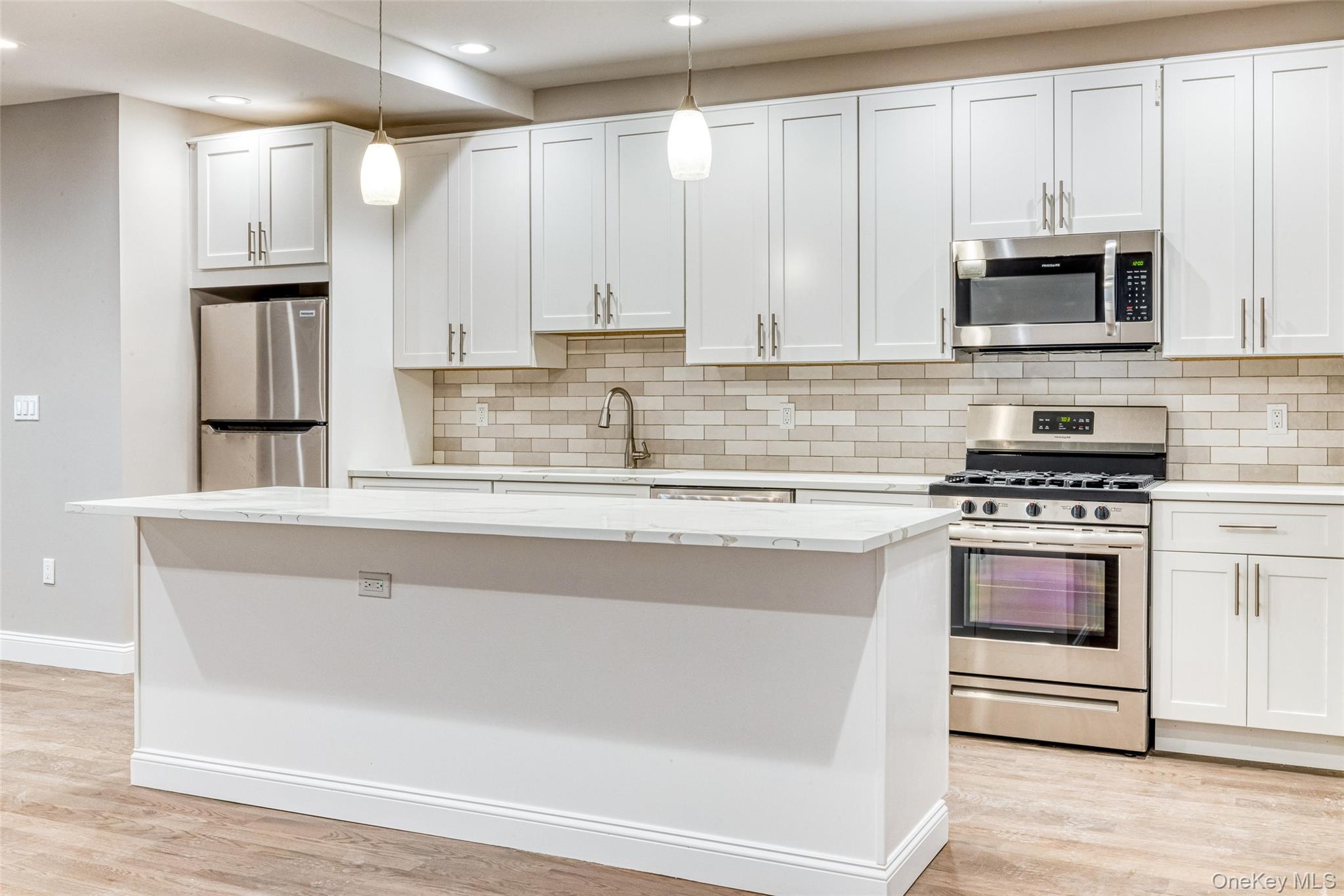 78 Roslyn Road, Unit 201 Mineola, NY 11501 - Photo 3 of 7