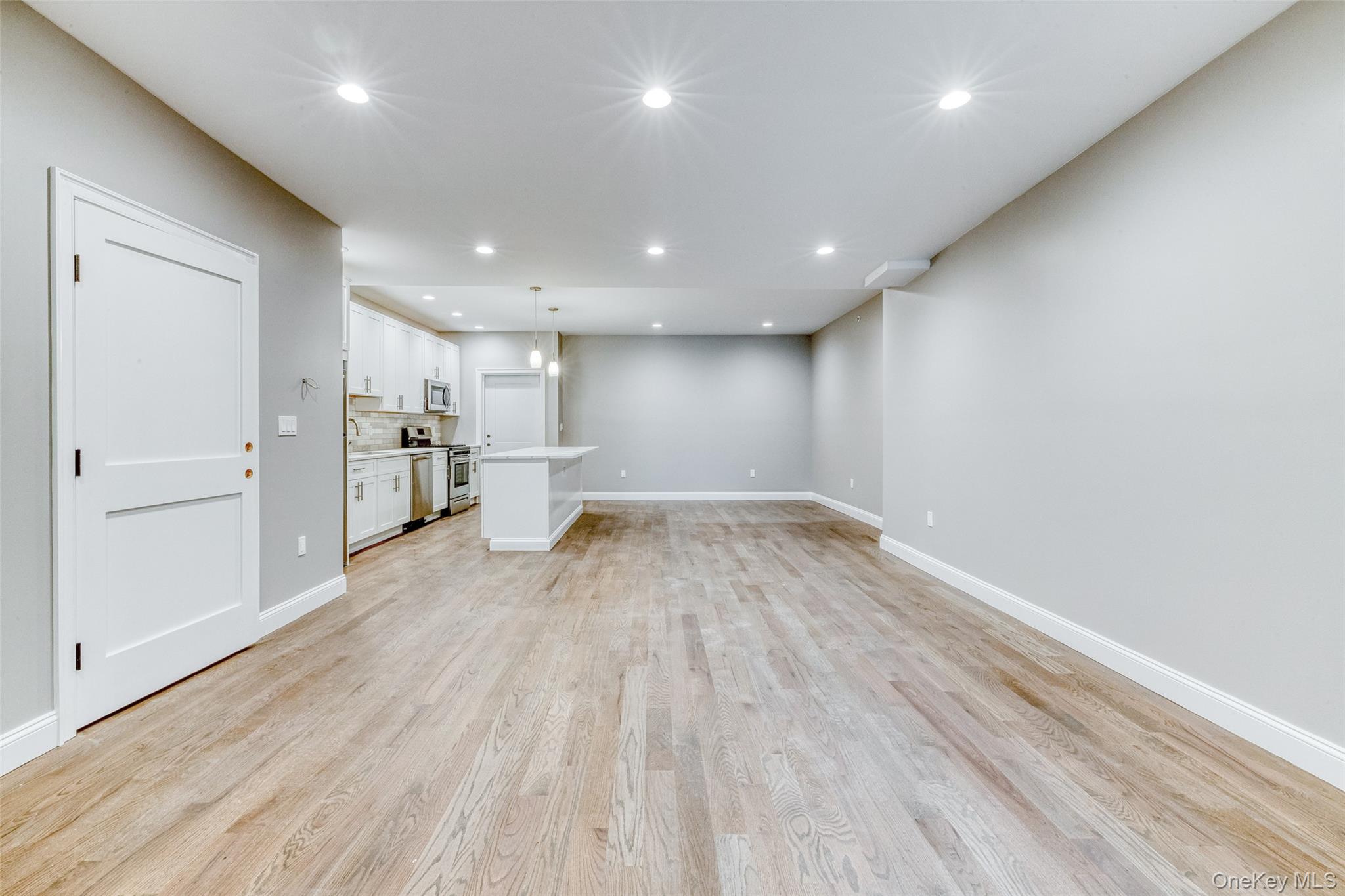 78 Roslyn Road, Unit 201 Mineola, NY 11501 - Photo 5 of 7
