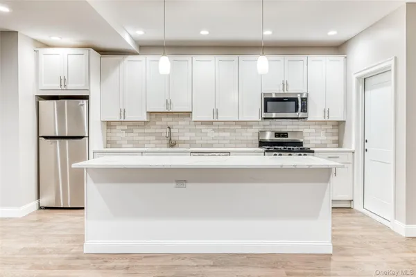 $2,800 | 78 Roslyn Road, Unit 201, Mineola, NY 11501