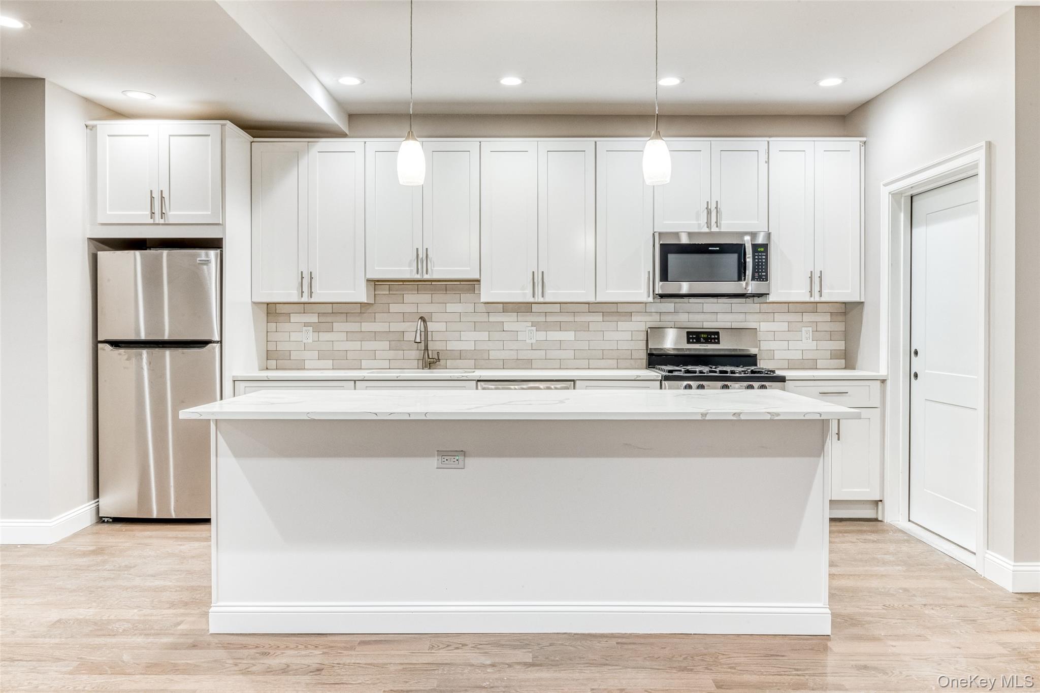 78 Roslyn Road, Unit 201 Mineola, NY 11501 - Photo 6 of 7