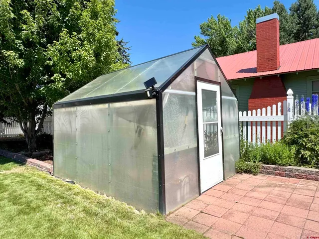 a view of backyard of the house