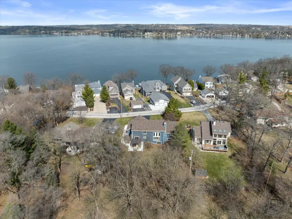 $1,089,000 | N29-w26601 Peterson Drive, Delafield, WI 53072