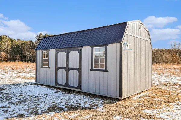 a view of a back yard