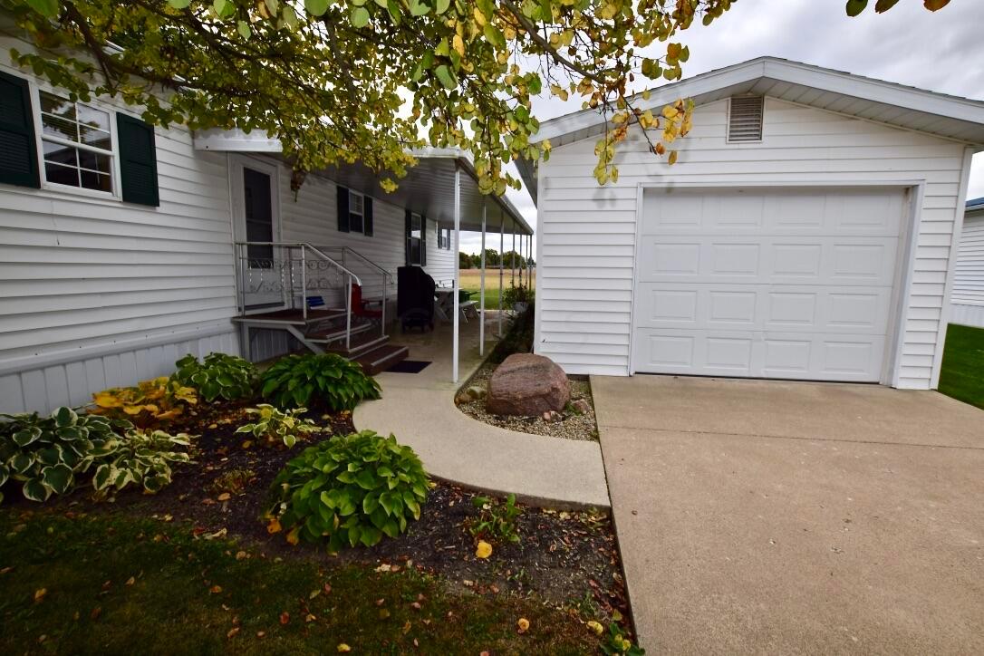 3200 Smeltzer Road, Unit 100 Marion, OH 43302 - Photo 3 of 29 garage and patio