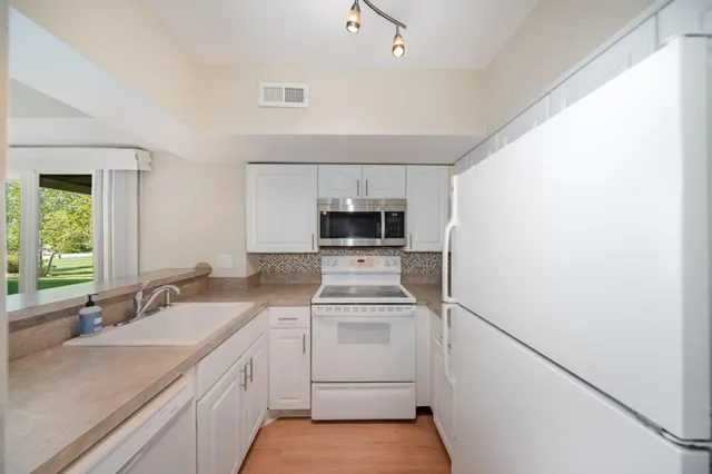 $1,600 | 275 Briarcrest Drive, Unit 185, Ann Arbor, MI 48104