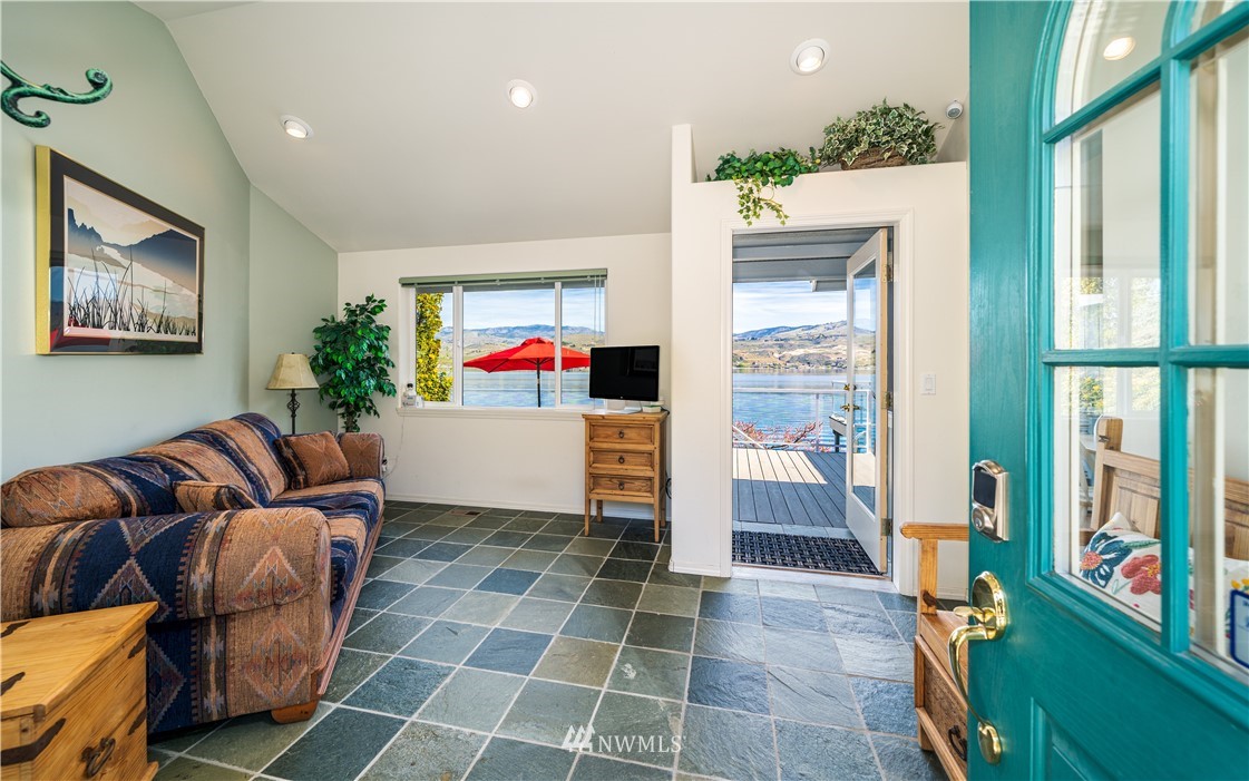 948 South Lakeshore Road Chelan, WA 98816 - Photo 2 of 29 Gallery Image 2
