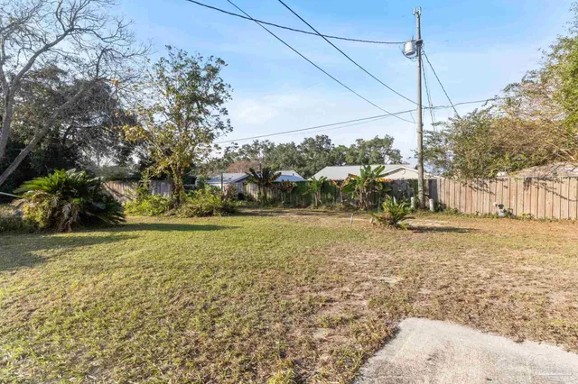 a view of a yard with a house