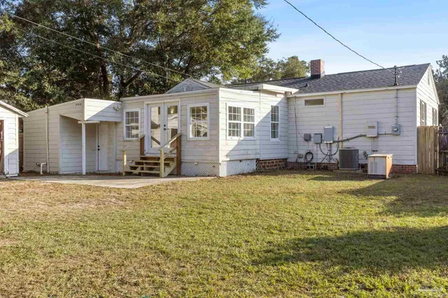 a view of a house with a yard