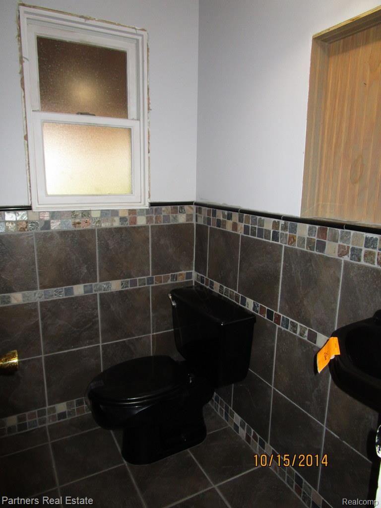 3925 Crandall Road Howell, MI 48855 - Photo 6 of 17 Half Bath.jpg