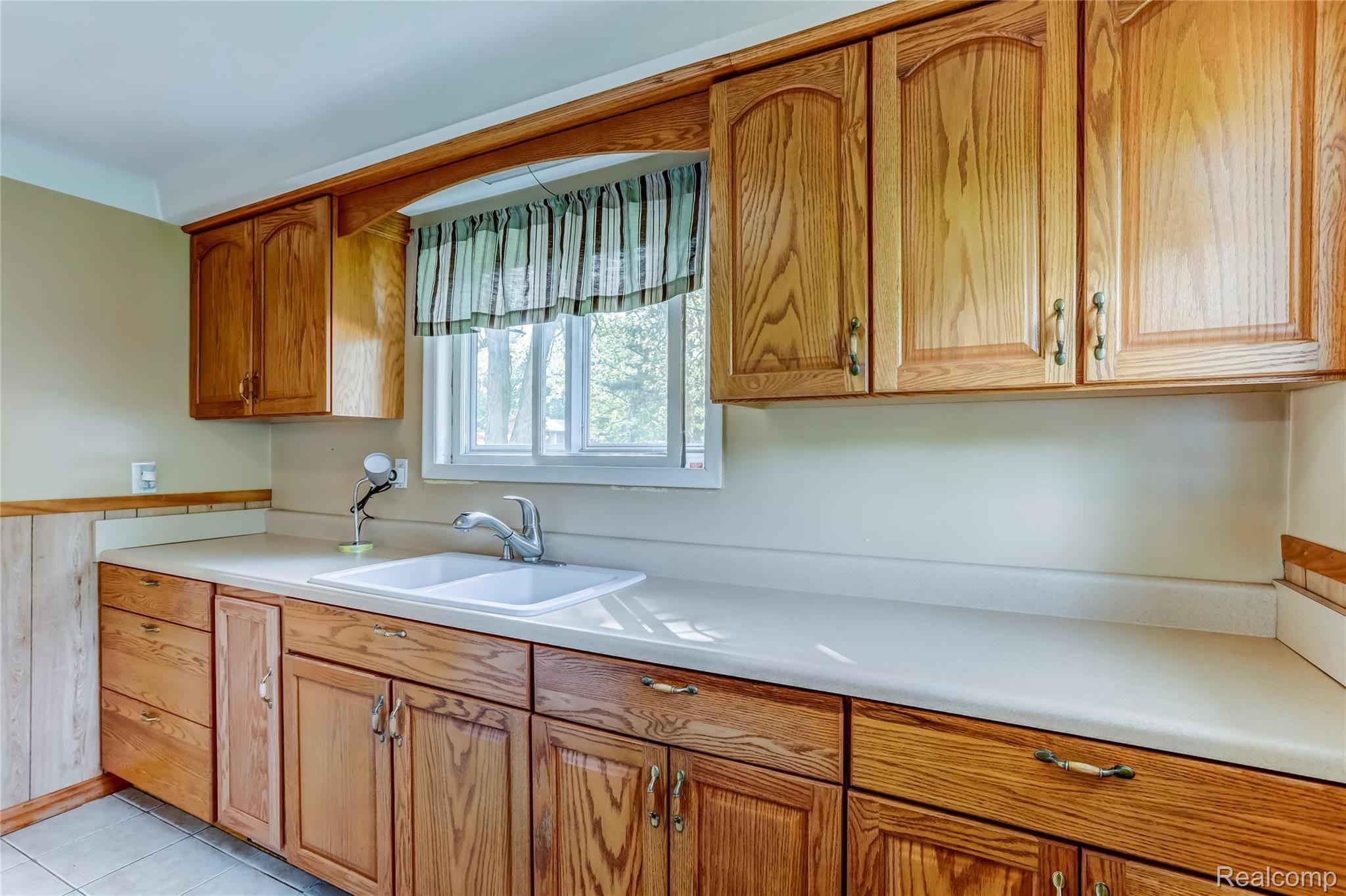 160 Polvadera Street Commerce Township, MI 48382 - Photo 4 of 26 160 Polvadera Street, Commerce Charter Township, MI-12-FULL.jpg