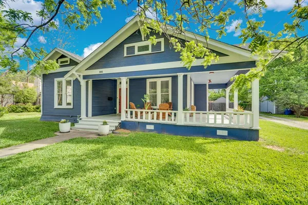 $325,000 | 806 North Preston Street, Ennis, TX 75119
