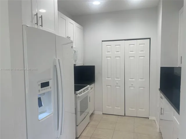 en empty room with windows and ceiling fan