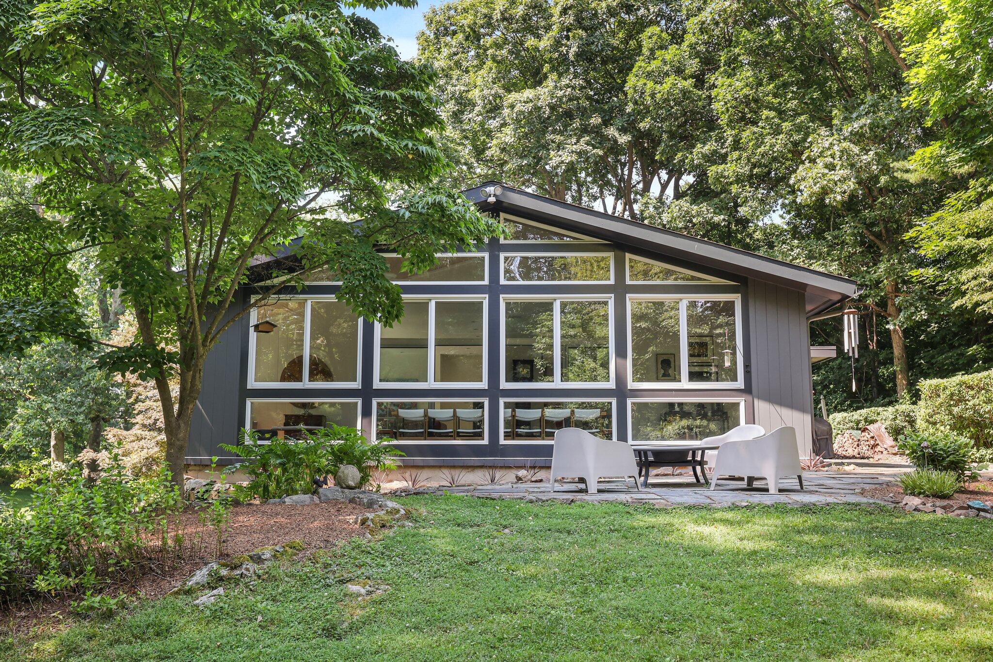22 Sunswyck Road Darien, CT 06820 - Photo 3 of 31 side view
