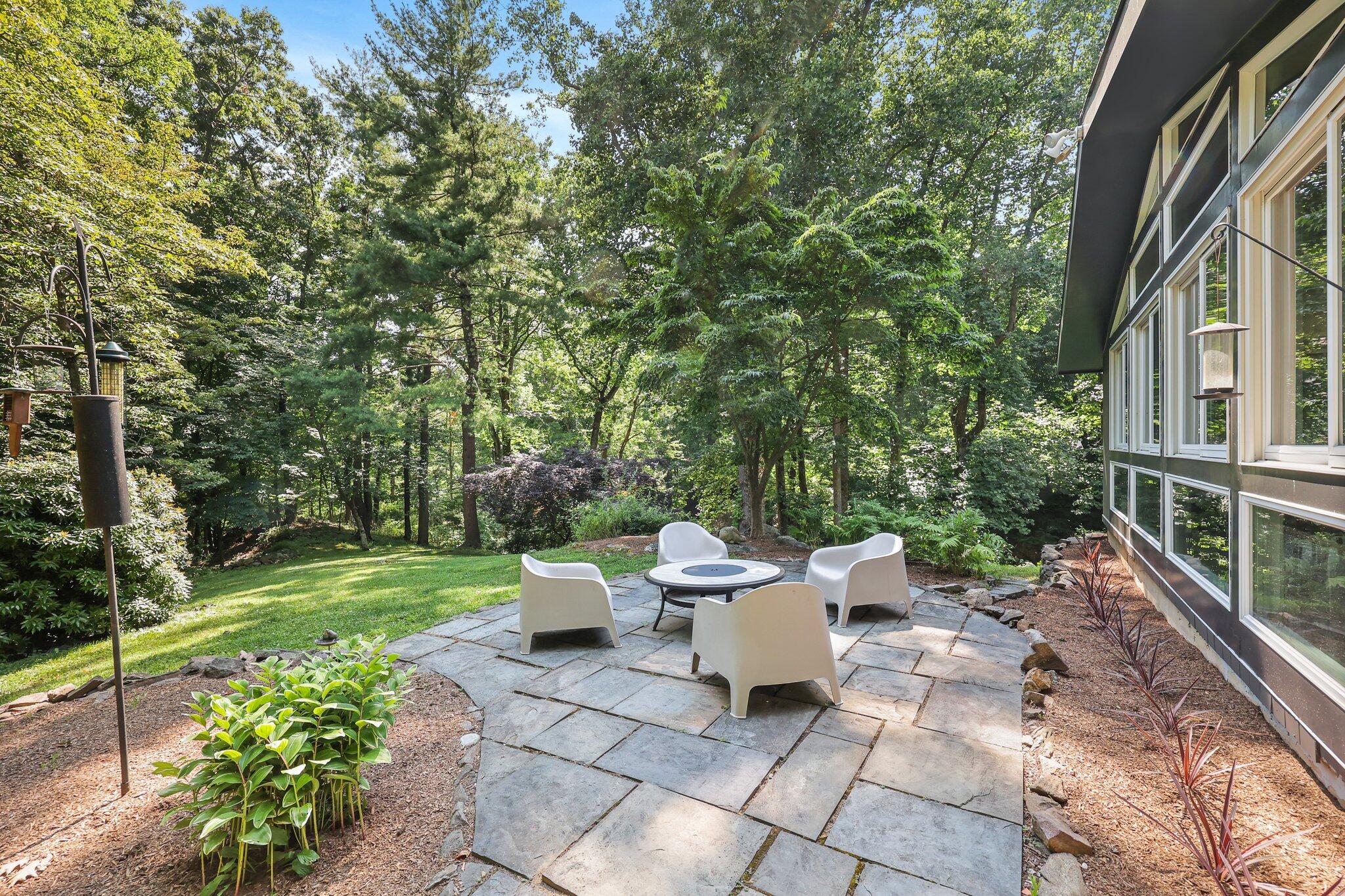 22 Sunswyck Road Darien, CT 06820 - Photo 4 of 31 67-web-or-mls-22-sunswyck-rd