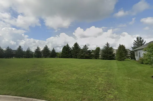 $135,000 | 511 Woodlawn Court, Unit F, Williams Bay, WI 53191