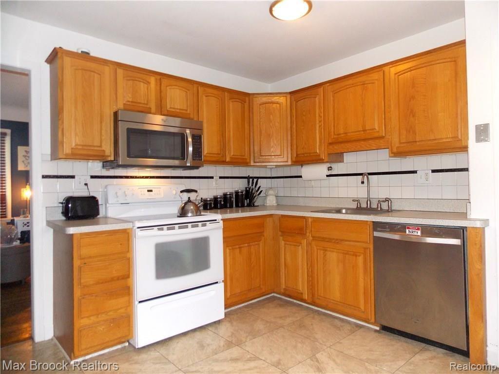 675 Stratford Road Ferndale, MI 48220 - Photo 3 of 24 kitchen 2.JPG