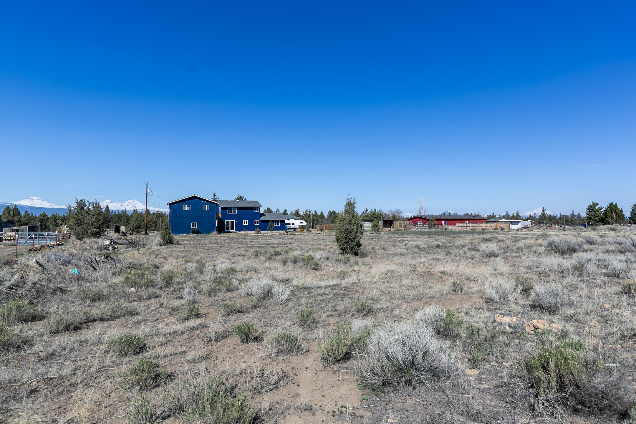 65158 Hunnell Road Bend, OR 97703 - Photo 24 of 31 a view of a dry yard with trees