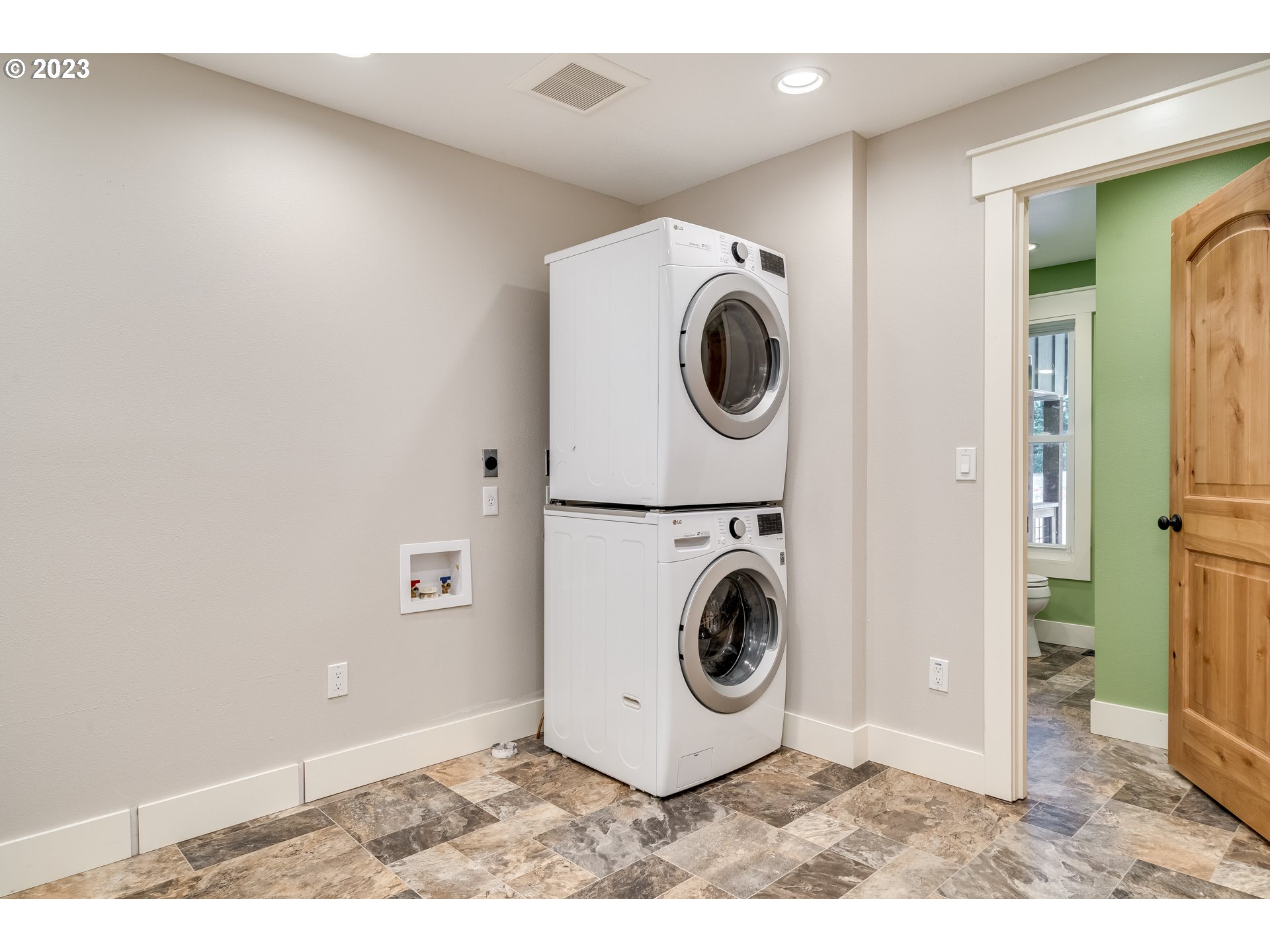 12840 South Carus Road Oregon City, OR 97045 - Photo 21 of 35 a utility room with dryer and washer