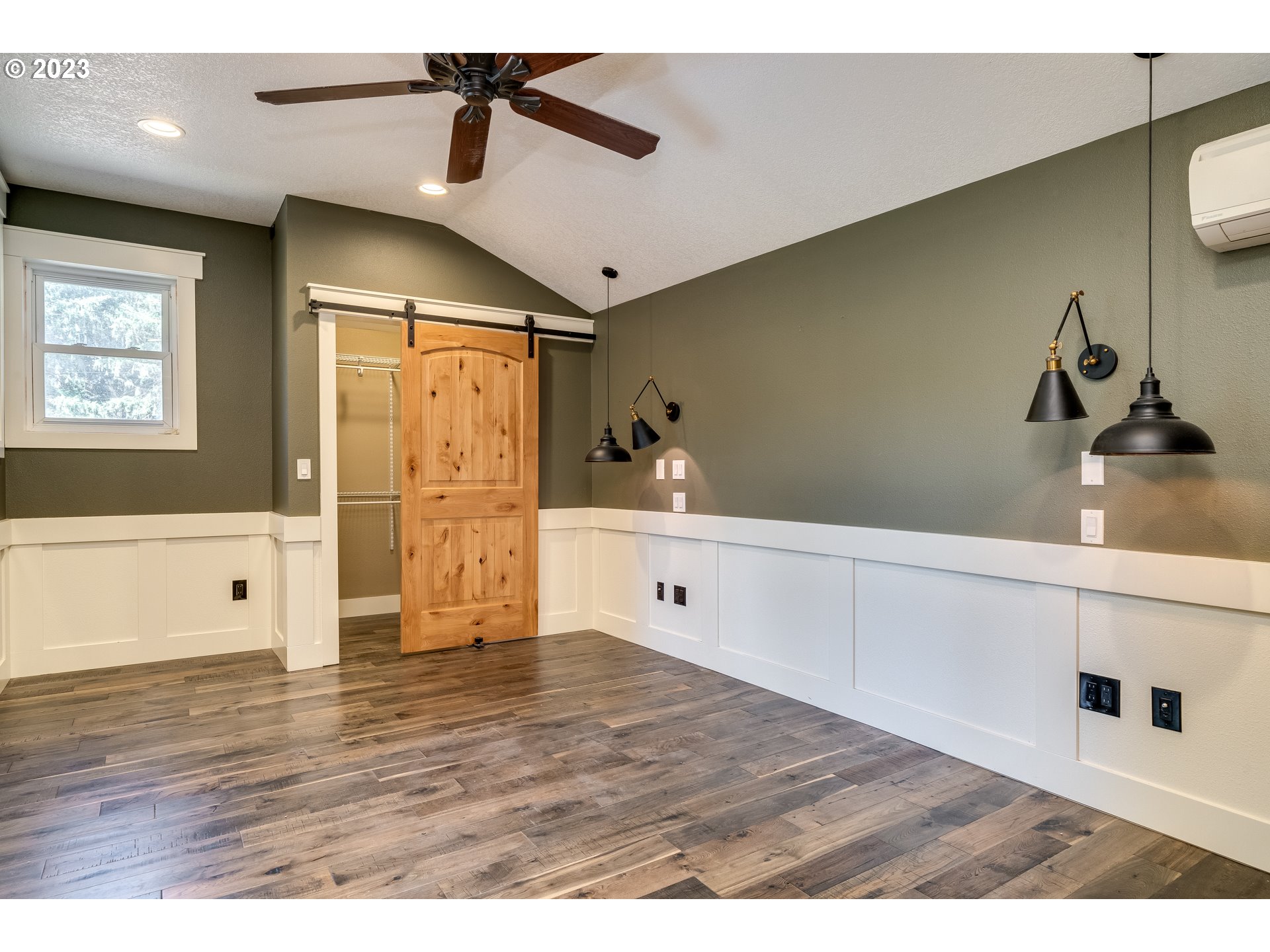 12840 South Carus Road Oregon City, OR 97045 - Photo 22 of 35 a view interior of the house and window