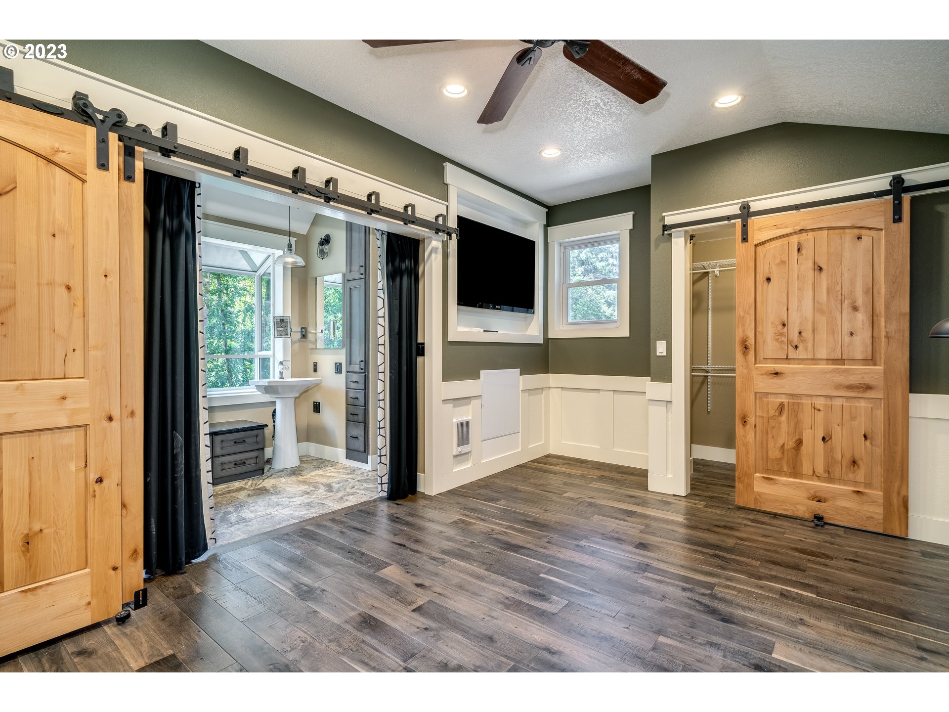 12840 South Carus Road Oregon City, OR 97045 - Photo 23 of 35 a view of a livingroom with wooden floor