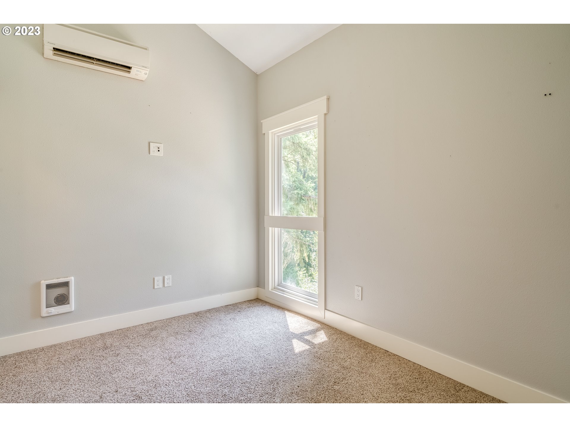 12840 South Carus Road Oregon City, OR 97045 - Photo 28 of 35 an empty room with windows