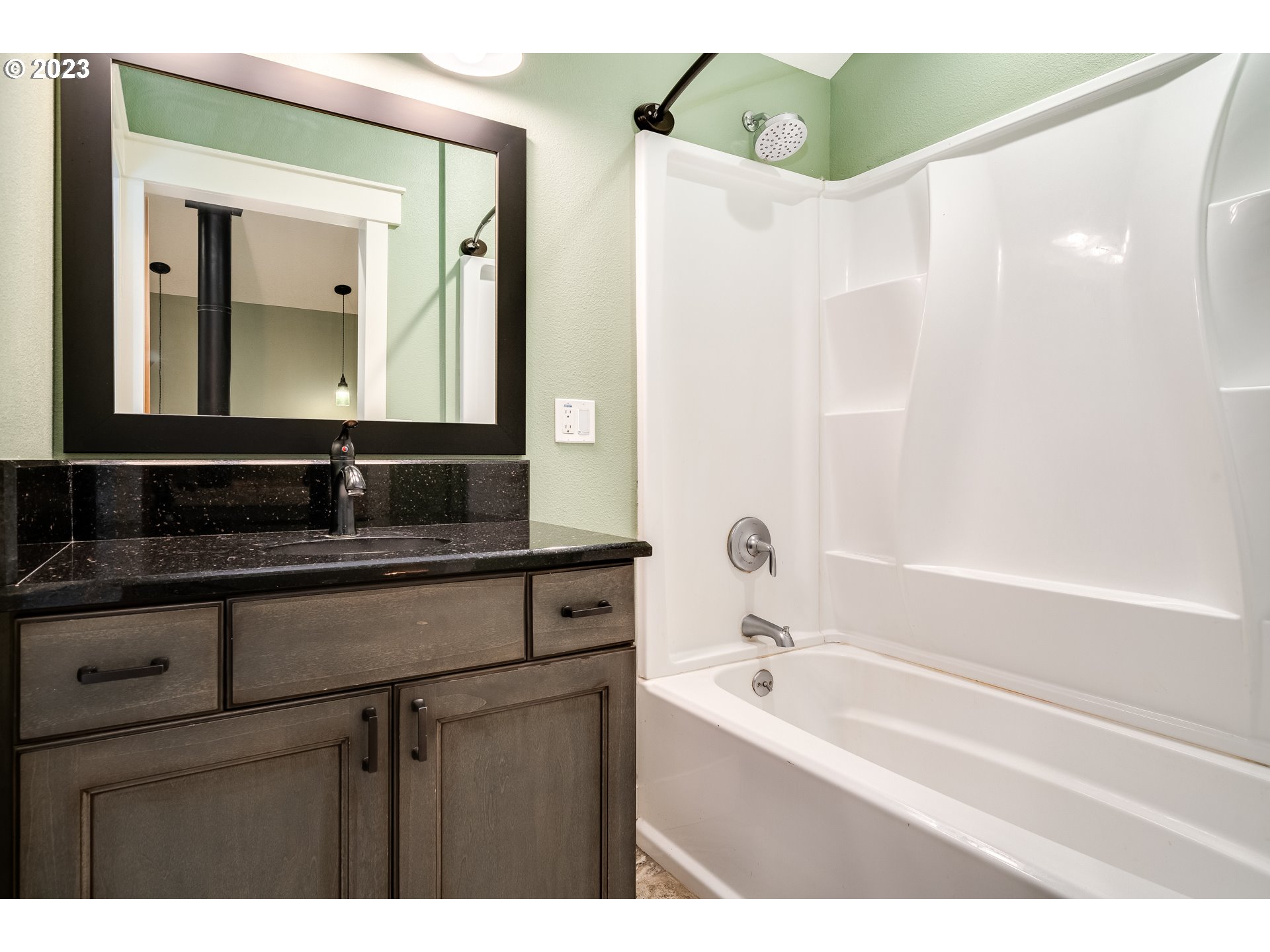 12840 South Carus Road Oregon City, OR 97045 - Photo 30 of 35 a bathroom with a bathtub sink and mirror