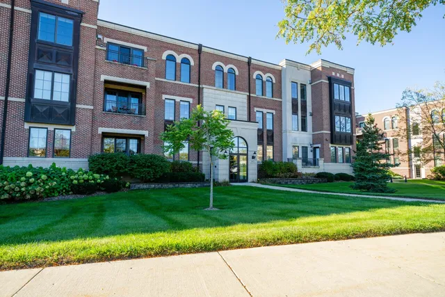 $410,000 | 19075 Thomson Drive, Unit 304, Brookfield, WI 53045
