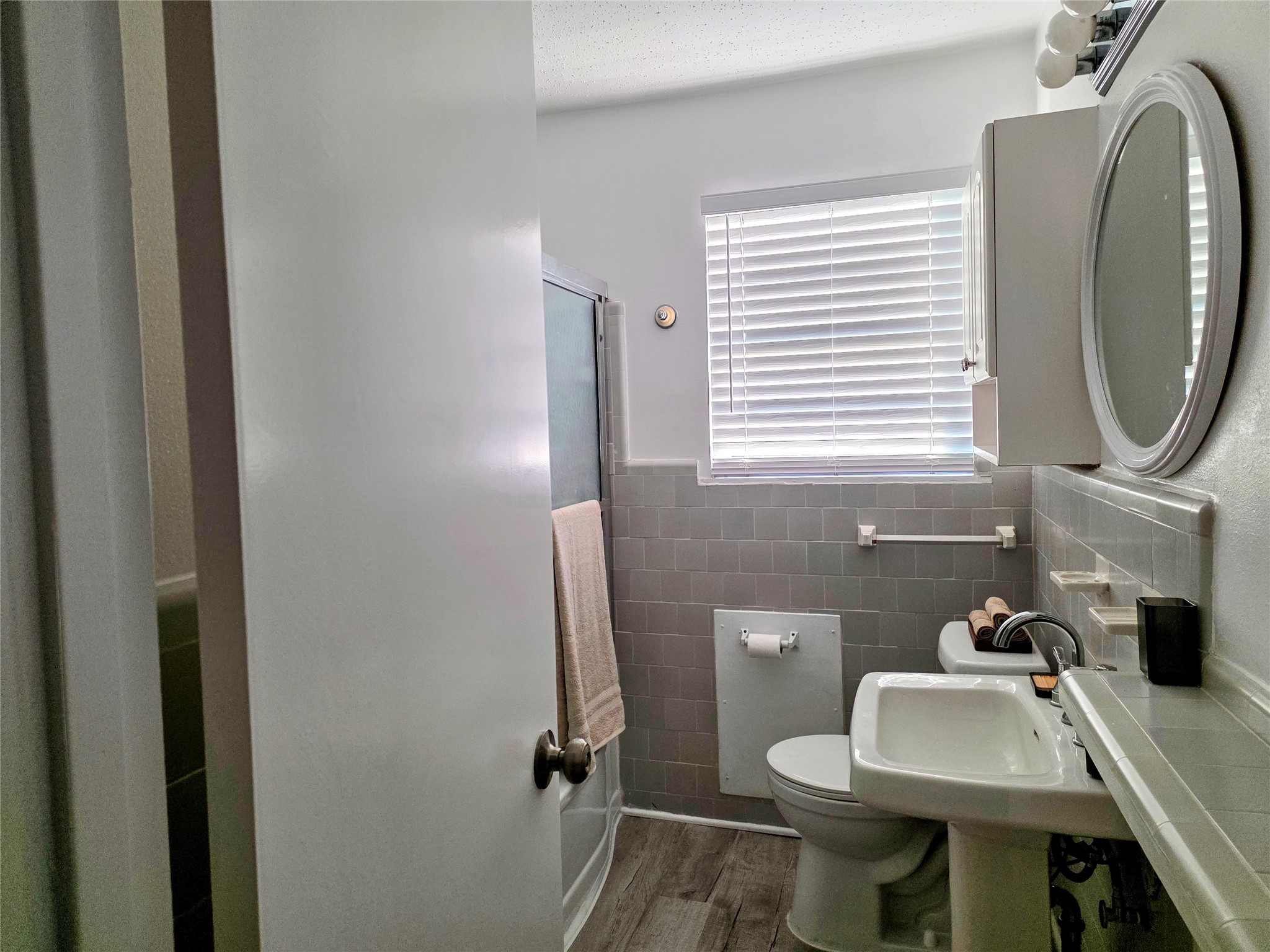 1802 Oaks Drive Pasadena, TX 77502 - Photo 22 of 26 2nd floor bath