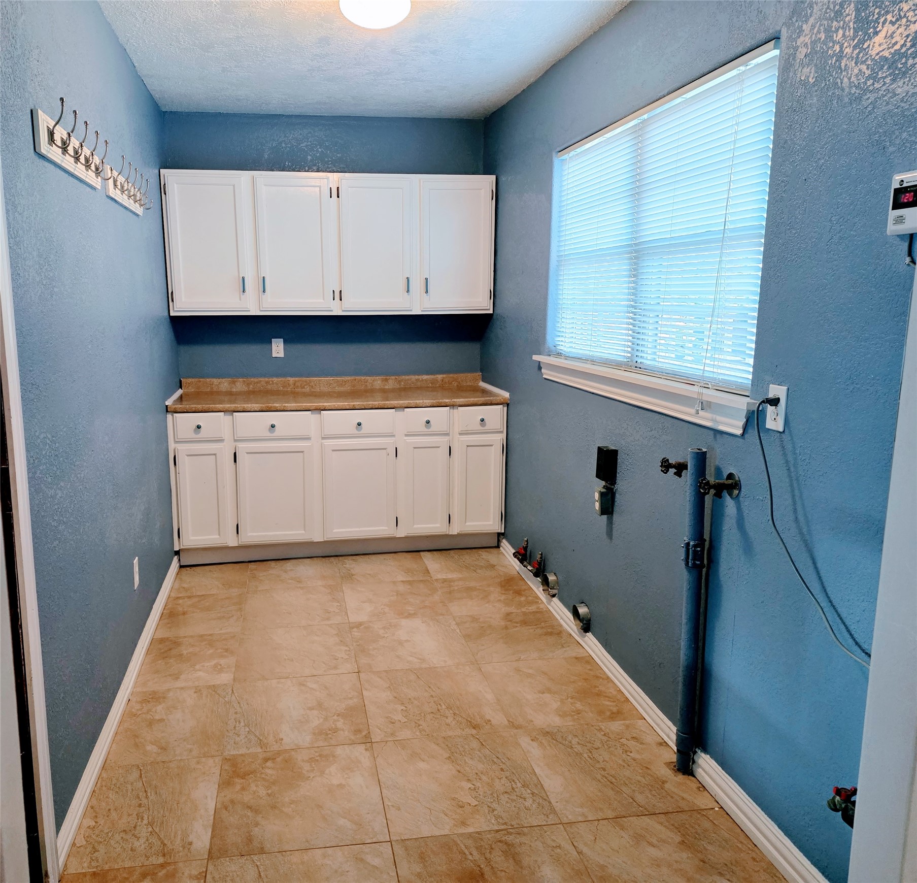 1802 Oaks Drive Pasadena, TX 77502 - Photo 23 of 26 laundry room