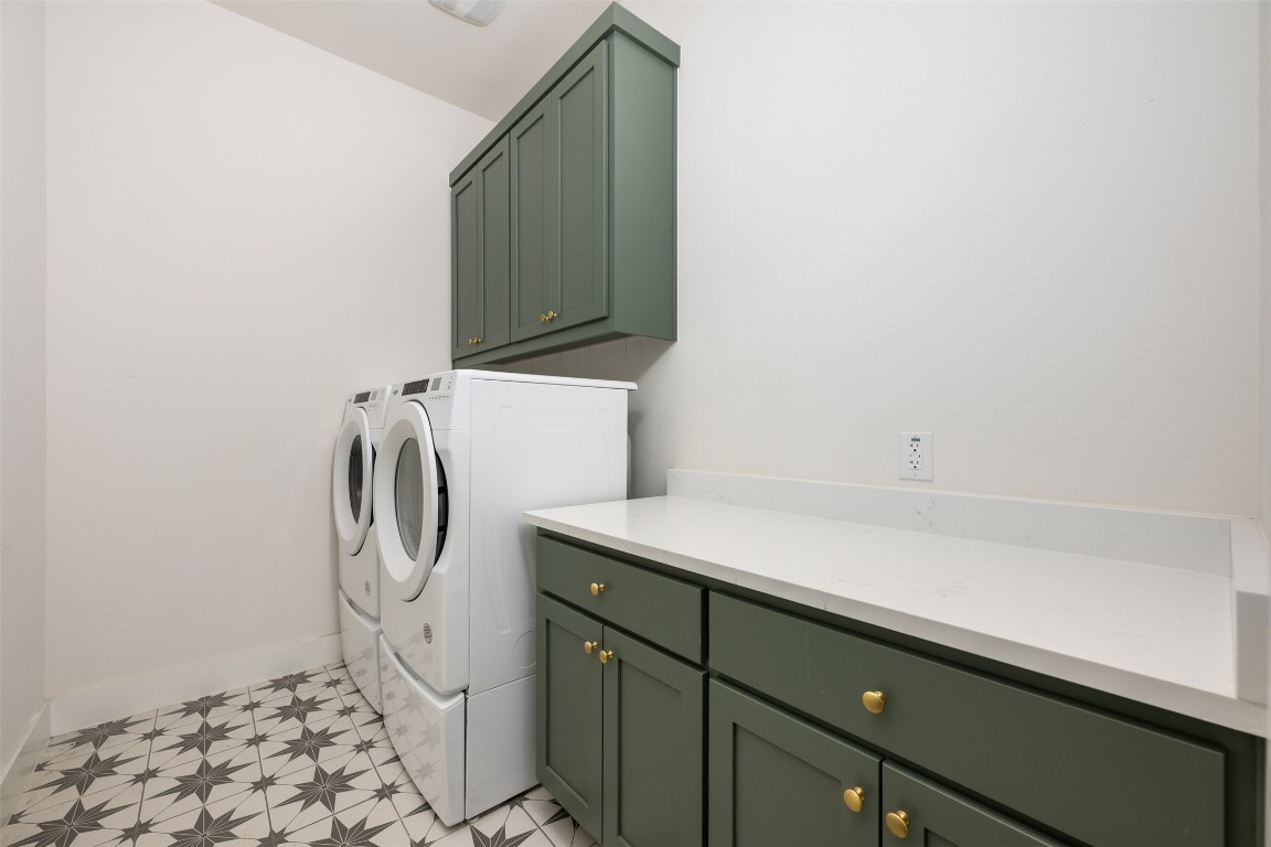 510 East 7th Street Georgetown, TX 78626 - Photo 23 of 40 a bathroom with a sink and a mirror