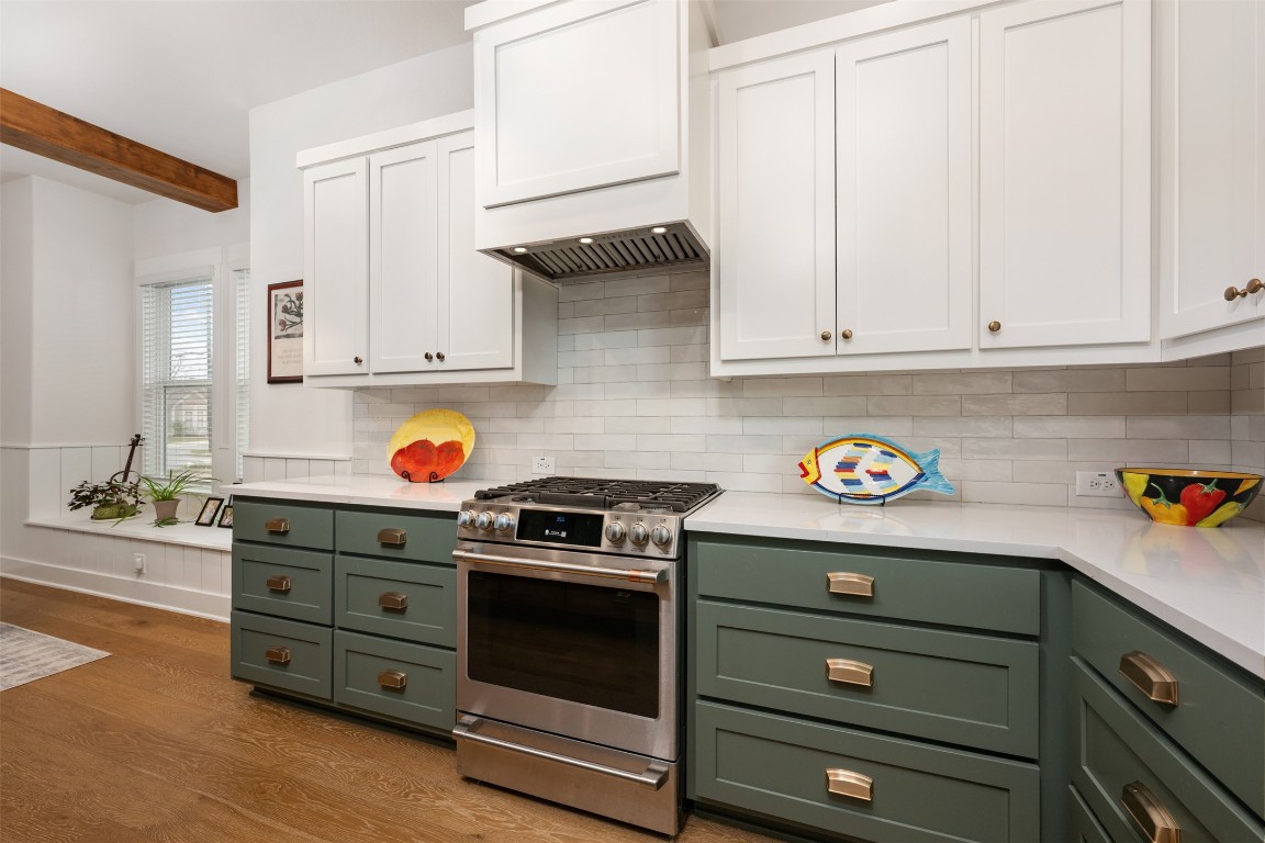 510 East 7th Street Georgetown, TX 78626 - Photo 3 of 40 a kitchen with granite countertop white cabinets and stainless steel appliances