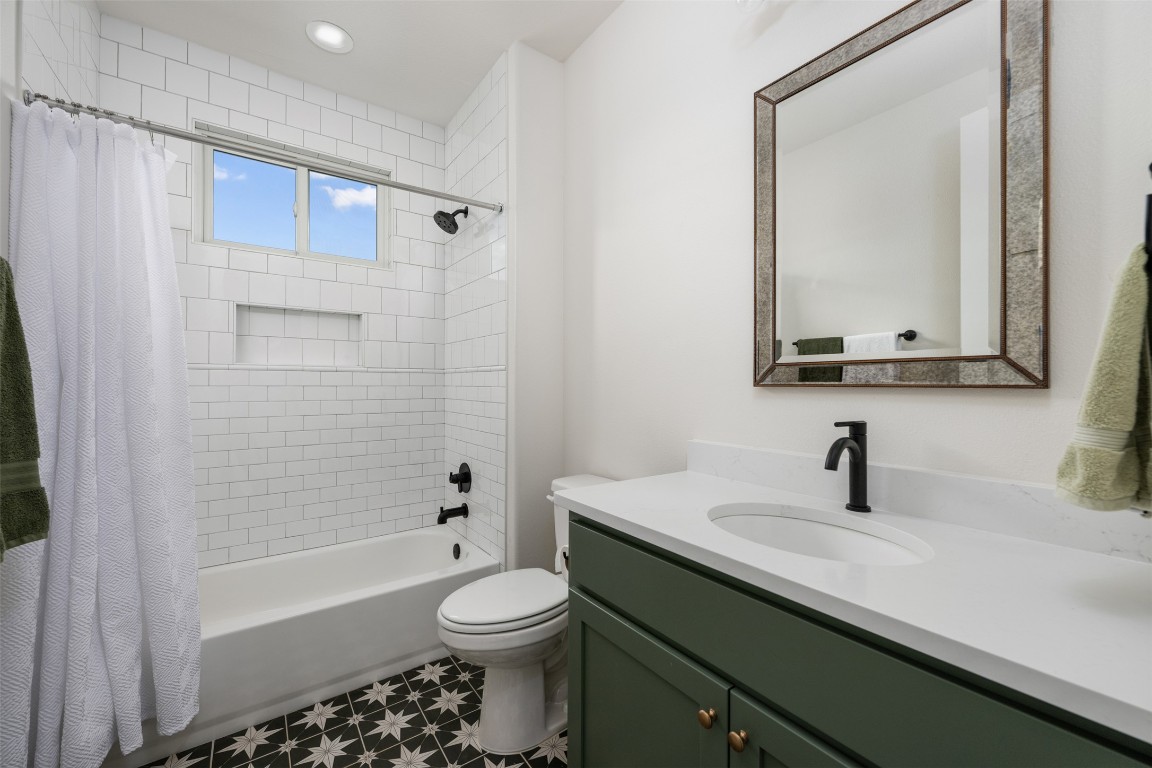 510 East 7th Street Georgetown, TX 78626 - Photo 35 of 40 a bathroom with a sink a toilet and shower