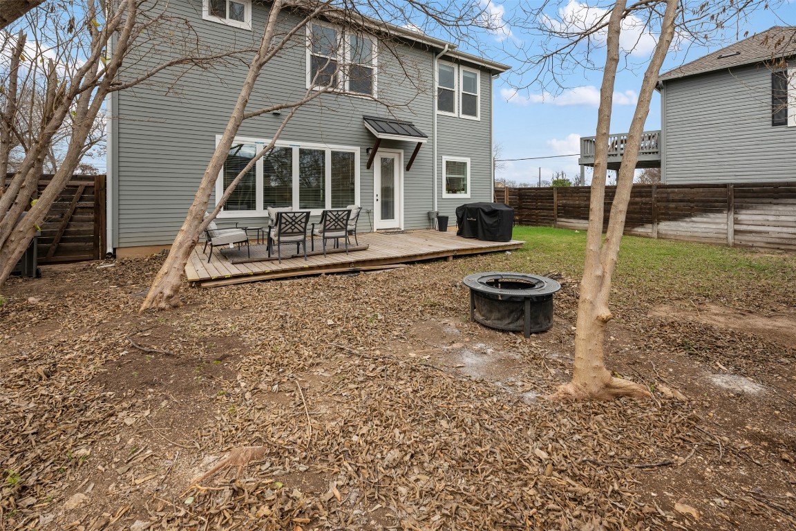 510 East 7th Street Georgetown, TX 78626 - Photo 38 of 40 a view of a house with backyard