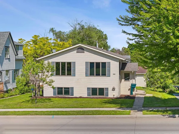 $299,900 | 2009 South 10th Street, Manitowoc, WI 54220