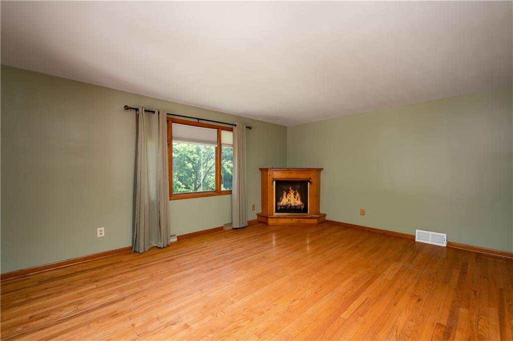 428 Glendale Road Beaver Falls, PA 15010 - Photo 6 of 25 an empty room with a window