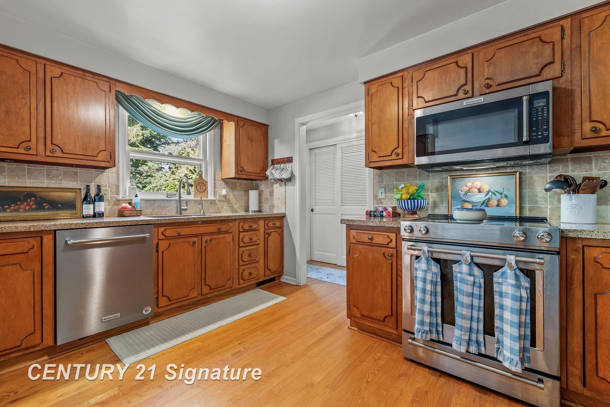 358 Somerset Road Saginaw, MI 48638 - Photo 2 of 46