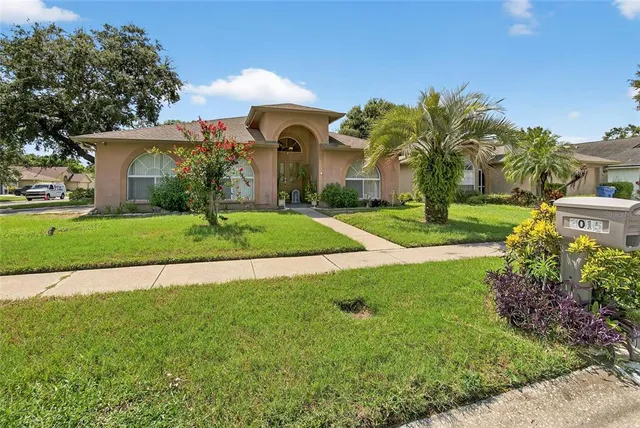 a view of a house with a yard