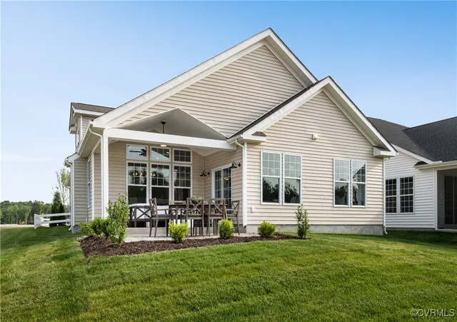 a view of a house with backyard