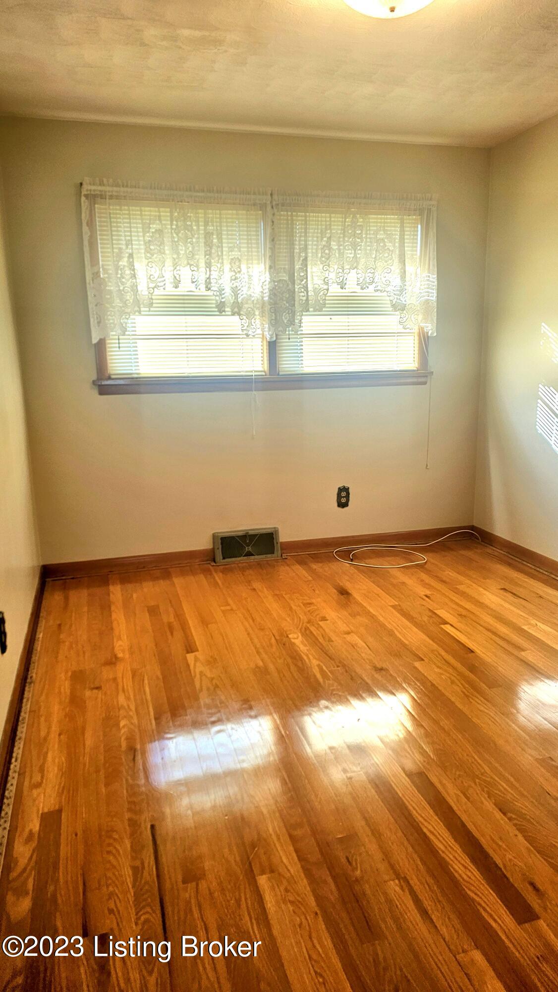 4133 Dover Road Louisville, KY 40216 - Photo 15 of 44 20231012_164430