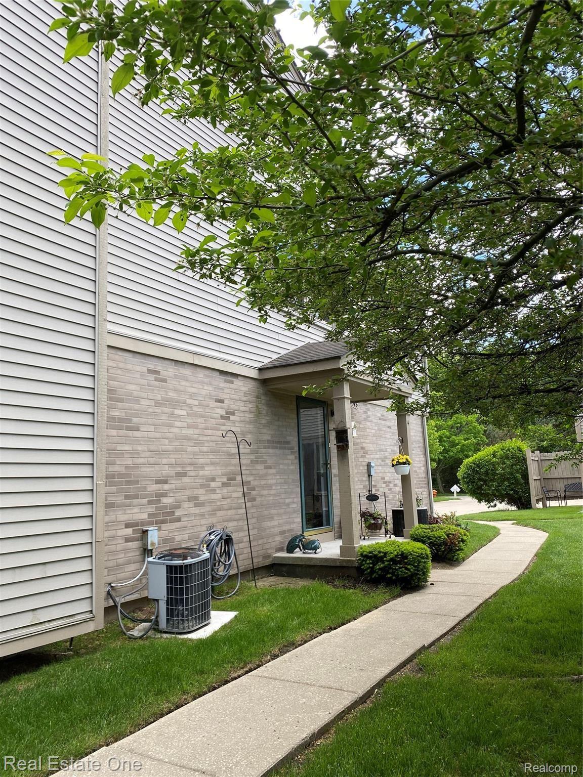 110 Pine Tree Ridge, Unit 4 Waterford, MI 48327 - Photo 5 of 39 IMG_3115.jpg