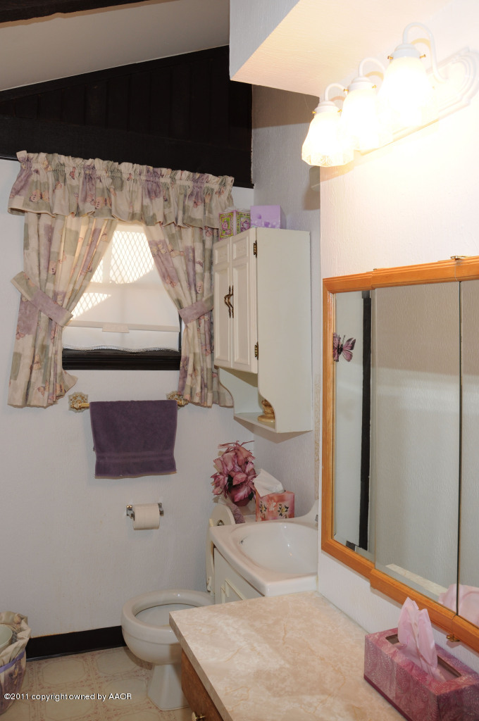 3403 Concord Road Amarillo, TX 79109 - Photo 8 of 12 Half Bath