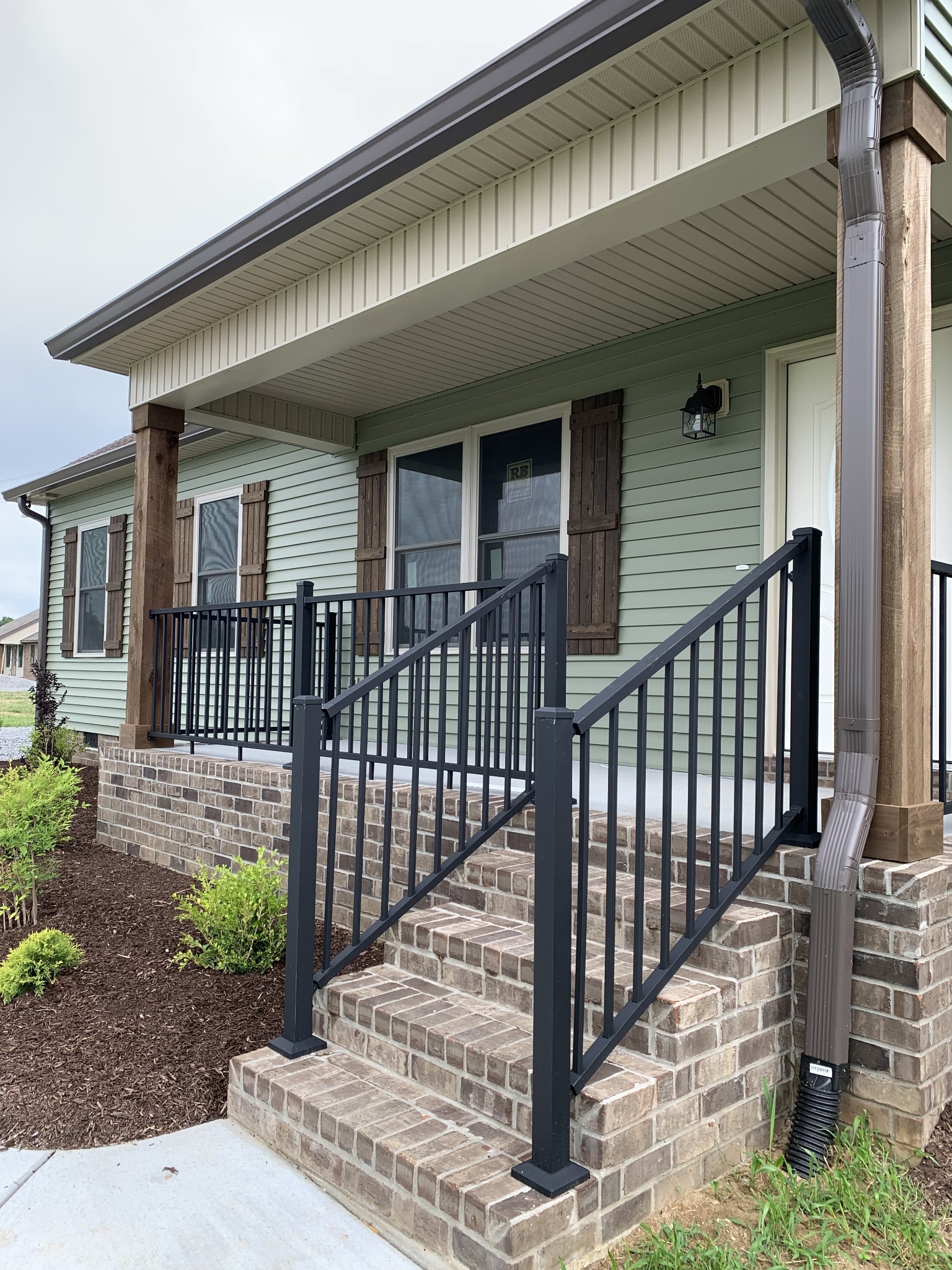 589 Womack Road Bethpage, TN 37022 - Photo 2 of 20 a front view of a house