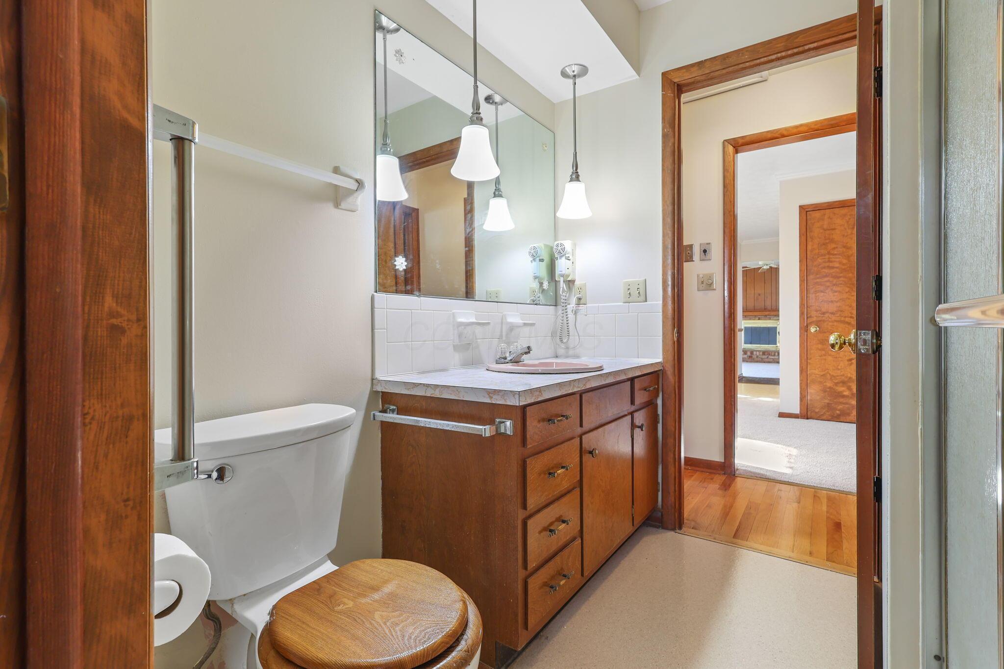 6066 Sandgate Road Columbus, OH 43229 - Photo 25 of 47 38-web-or-mls-G02A8634