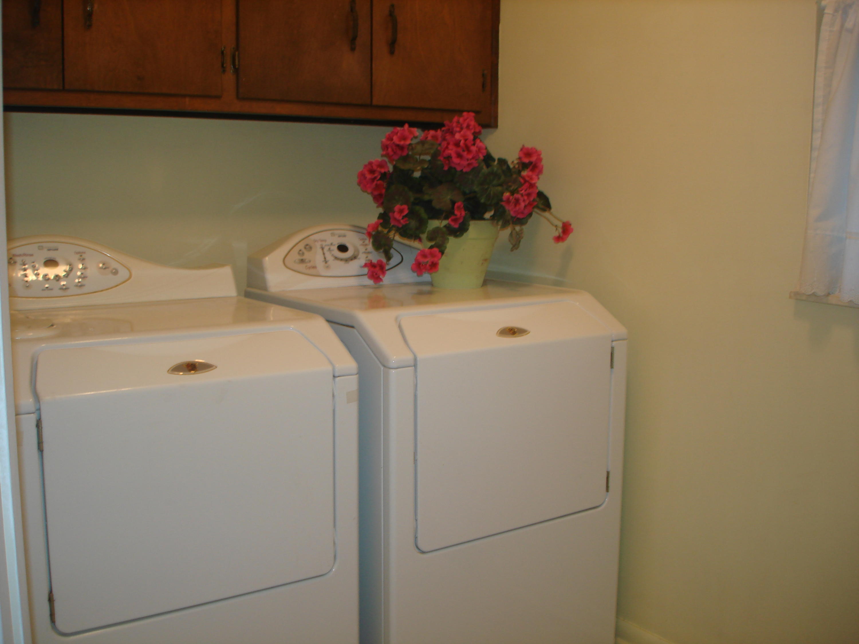 113 Greystone Drive Oak Ridge, TN 37830 - Photo 20 of 36 LARGE LAUNDRY RM. JUST OFF KITCHEN